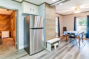 Fotografie z fotogalerie ubytování Screened Patio and Fire Pit Peaceful Marshall Home v destinaci Marshall + 25 fotografií