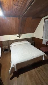 a bed in a room with a wooden ceiling at CAMIGIGA Alquiler en Barra de Chuy, Uruguay in Barra del Chuy