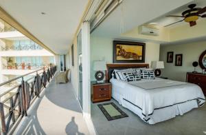 ein Schlafzimmer mit großem Bett und Balkon in der Unterkunft Bay View Grand residencial Ixtapa in Ixtapa + 121 Fotos