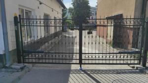 ein schwarzes Eisentor mit einer Straße dahinter in der Unterkunft Dworskiego 74, Apartament 2 in Przemyśl