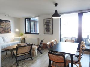 una sala de estar con una mesa y un sofá en Departamentos Natales, en Puerto Natales