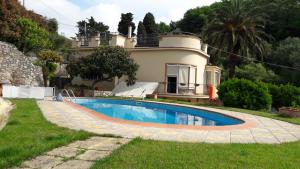 une maison avec une piscine devant dans l'établissement Villa Sofia, à Lerici