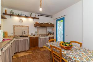 Кухня или мини-кухня в Villa Alcumissu Camere
