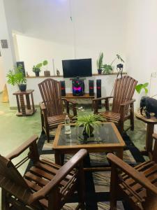 Una televisión o centro de entretenimiento en Omelya Dorm