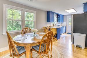 Kuchyň nebo kuchyňský kout v ubytování Family Gem with Spacious Yard 5 Mi to Second Beach