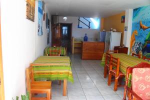 a room with two tables and chairs and a kitchen at HOSTAL JANET STARLiNK in Puerto Villamil