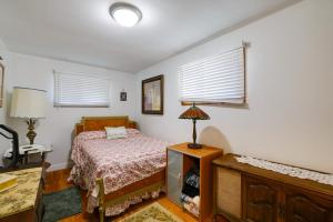 Ένα ή περισσότερα κρεβάτια σε δωμάτιο στο Large Private Yard Home 14 Mi to Niagara Falls!