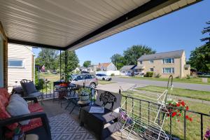 Χώρος καθιστικού στο Large Private Yard Home 14 Mi to Niagara Falls!