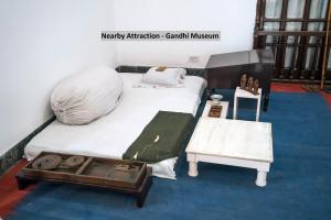 a room with a bed and a table in a room at Super Hotel O Palace Inn Near Don Bosco (Borivali) Metro Station in Mumbai