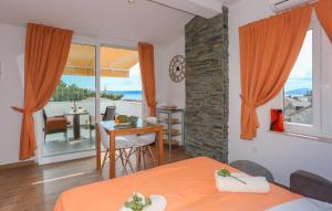 um quarto com uma cama e uma sala de jantar com uma mesa em Apartments Ena&Toni em Kaštela