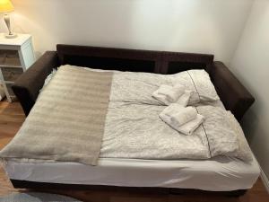トロムソにあるCozy apartmentのベッド1台(タオル2枚付) +5枚の写真