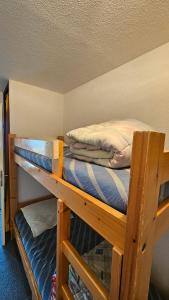 two bunk beds in a room with at Appartement Pied Des Pistes in La Toussuire