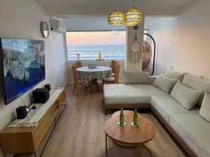 TV a/nebo společenská místnost v ubytování הבית היווני על הים Greek House