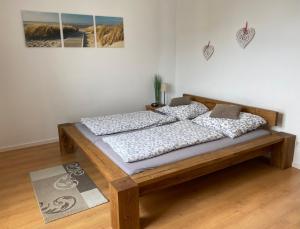 two twin beds in a room with wooden floors at Ferienhaus Wellenreiter in Kappeln