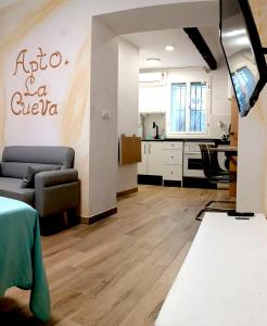 ein Wohnzimmer mit Sofa und eine Küche in der Unterkunft Apartamento La Cueva in Algarrobo