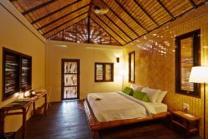 um quarto com uma cama e uma mesa em Wareerak Hot Spring & Wellness- SHA Extra Plus em Khlong Thom