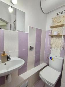 プロブディフにあるGood Mood Roomのトイレと洗面台付きのバスルーム