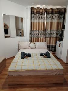 プロブディフにあるGood Mood Roomのベッドルーム1室(大型ベッド1台、靴2本付) +31枚の写真