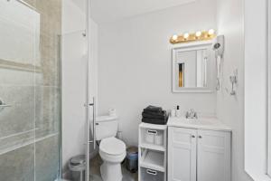 ホーボーケンにあるHoboken Studio 15 Min from Manhattanのトイレ、洗面台、シャワー付きのバスルーム +7枚の写真