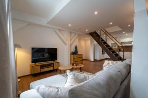 a living room with a couch and a tv at Ferienwohnung im Rentmeisterhaus an der Burg in Beverungen
