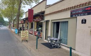 T2 le Lac de st-ferréol في ريفيل: مبنى به طاولة خارجه في الشارع +5 صور