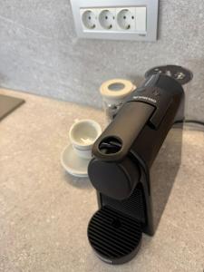 um controle remoto do Wii em cima de um balcão em Stone Bridge Studio em Skopje