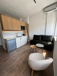 uma sala de estar com um sofá e uma mesa em Stone Bridge Studio em Skopje