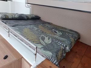 uma cama num quarto ao lado de uma parede em Stone Bridge Studio em Skopje