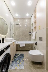 TaldykolʼにあるАпартаменты, в которые хочется возвращатьсяのバスルーム(トイレ、洗面台、洗濯機付) +20枚の写真