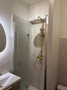 eine Dusche mit Glastür im Badezimmer in der Unterkunft Studio cosy proche des plages, balcon, clim, fibre, & parking, Tout confort in Toulon