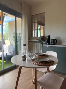einen Tisch mit Tellern und Gläsern darauf in der Küche in der Unterkunft Studio cosy proche des plages, balcon, clim, fibre, & parking, Tout confort in Toulon
