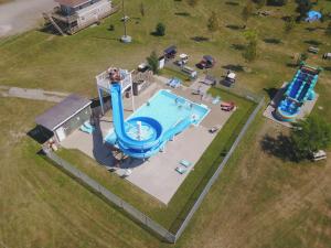 una vista sul parco acquatico con scivolo di Maitland Shires Resort 