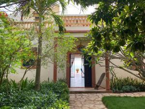 土巴迪亚劳Villa Atlantique的通往前面树木的房子的门