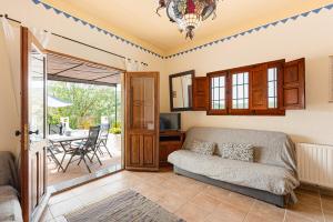 ein Wohnzimmer mit Sofa und Tisch in der Unterkunft Casa rural Furones in Villanueva de Algaidas