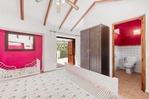 ein Schlafzimmer mit einem Bett und ein Badezimmer mit einer Toilette in der Unterkunft Casa rural Furones in Villanueva de Algaidas + 19 Fotos