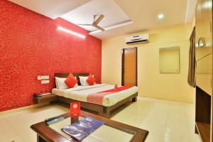 巴罗达Hotel O Sunrise的一间卧室配有一张床和一张桌子