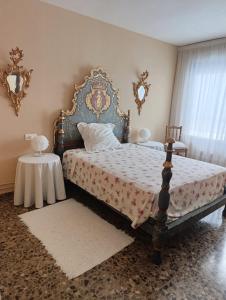 a bedroom with a bed and a table and mirrors at Casa Marili-Apartamento en Denia in Denia