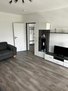 埃姆登FeWo Katja的配有沙发和平板电视的客厅