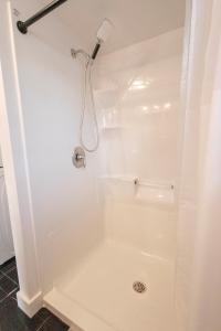 una ducha con cabezal de ducha en un baño en Randyer Riverside Getaway, en Grand Barachois 28 fotos más