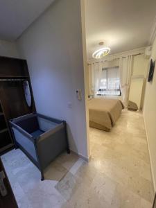 un salon avec un lit et une chambre avec dans l'établissement 2CH & 2 SDB à coté de la gare TGV-climatiseur & fibre optique, à Tanger 17 autres photos