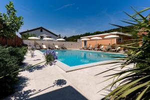 Bazén v ubytování Foric Apartments With Outdoor Heated Pool nebo v jeho okolí