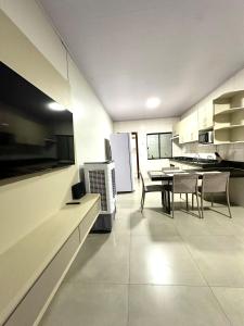 eine Küche und ein Esszimmer mit Tisch und Stühlen in der Unterkunft Davisis - Casa Ampla 2 Quartos e Garagem grande in Palmas
