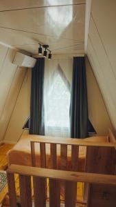 un letto in legno in una camera con finestra di A Home Kolsay a Saty