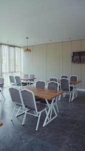 una sala conferenze con tavolo e sedie in legno di A Home Kolsay a Saty