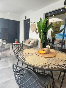 a patio with a table and chairs at Casita Feliz in San Pedro del Pinatar