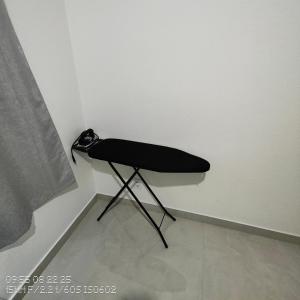 un banco negro sentado en una esquina de una habitación en Jockey of Itaparica 1, en Vila Velha