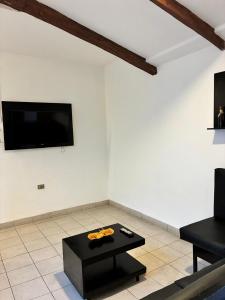 Μια τηλεόραση ή/και κέντρο ψυχαγωγίας στο Habitacion Suite Centro Tarija