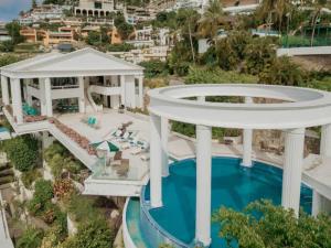 an aerial view of a villa with a swimming pool at Las Brisas Villa Vanetiz in Acapulco