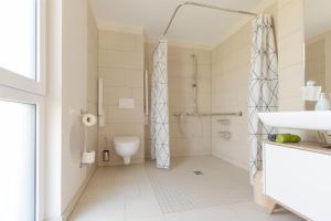 a bathroom with a shower and a toilet and a sink at Sonnenscheinhaus Wohnung 4 in Erbach im Odenwald