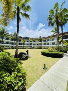 Κήπος έξω από το Stylish 1BR, Pools & Walk to Beach - Sublime